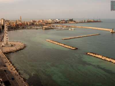 E infine eccoci a ovest, dove si profila la migliore vista possibile di Bari: quella del centro storico. In primo piano ci sono in realt� la ruota panoramica da un lato e il lungo molo Sant�Antonio dall�altra...